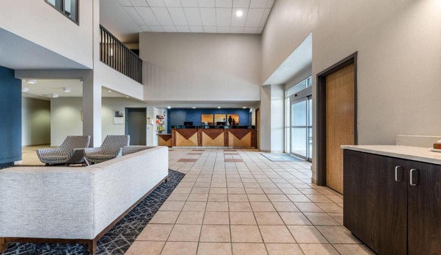 Days Inn & Suites by Wyndham Thunder Bay