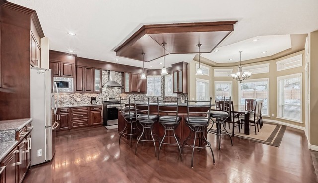 Delightful, Stunning Luxury Home with Double Garage & Balcony