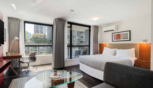 Deluxe Yaletown 1BR Suite w/Access to Pool & Gym