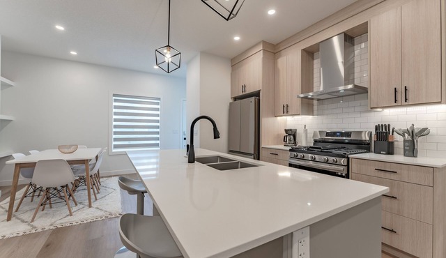 DESIGNER 4 BD Showhome/10 Mins DT w/Garage & Fireplace