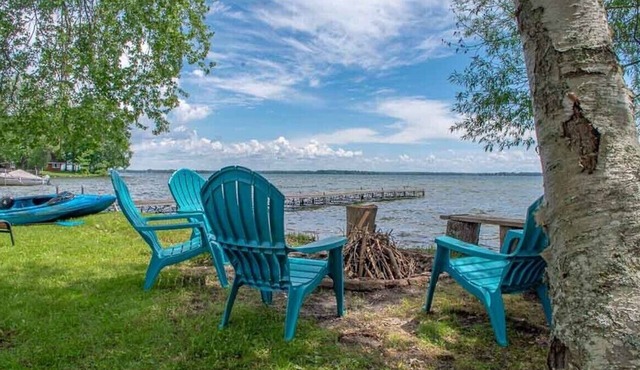 Dock Holiday - Luxury, Newly-Renovated, Cottage w/ Great Swimming & Watercraft