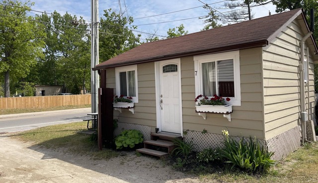 Dock Life Beach 1 - Cottage 7, Riverside Property, Studio, 3 min walk to Beach 1