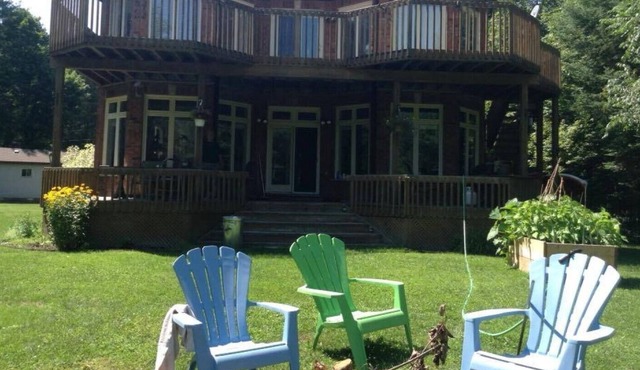 Dog-friendly comfort in Cottage Country!