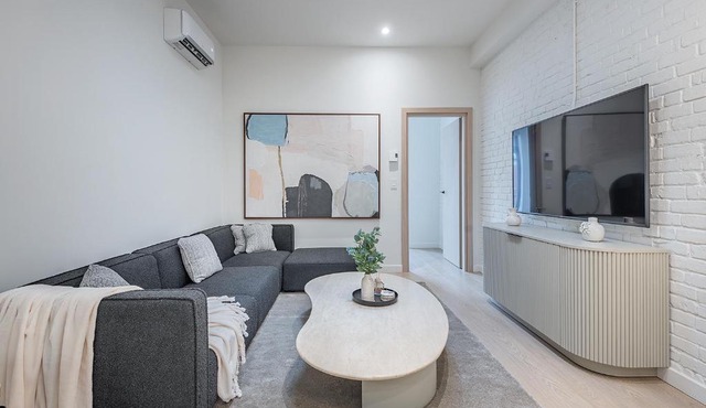 Downtown Core - Ultra Modern 1 Bedroom Apartment