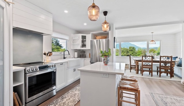 Downtown Tofino Bungalow-Tonquin,Restaurants,Tours