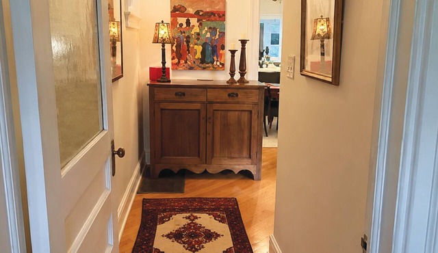 Downtown Toronto: Cozy Retreat in the Annex