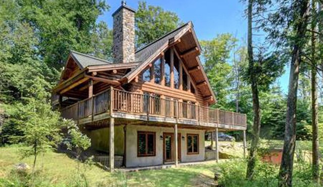 Dream vacation in a log cabin at the lake Mont Tremblant, Canada