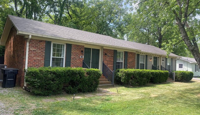Duplex 1 - Cozy 2BR pet friendly cottage with fenced in yard in Murfreesboro!