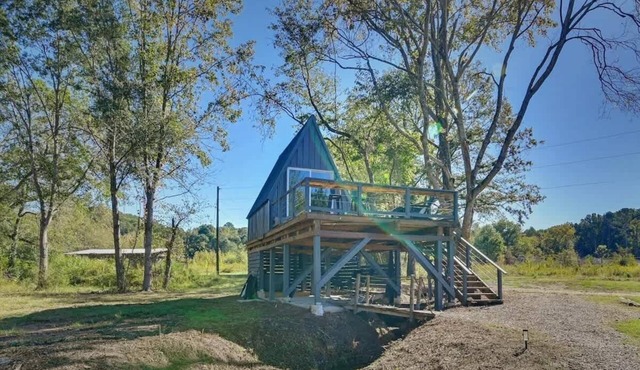 Eagle’s Nest Couples Escape w/Hot Tub & Firepit in Cherokee