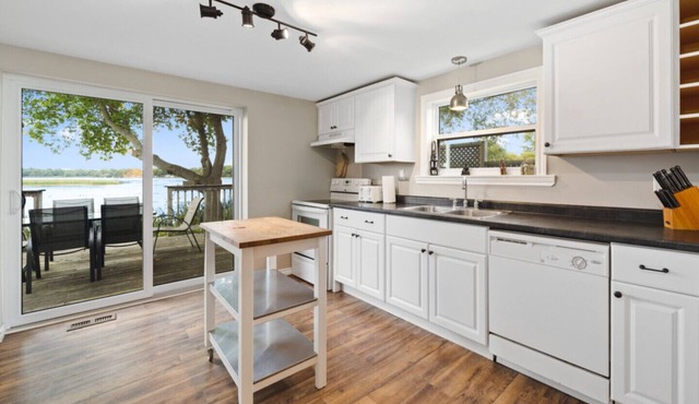 East Lake Surf Cottage - Cherry Valley, Ontario
