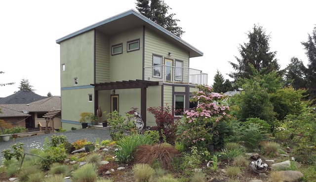 Eco Roost Vrbo in Royston by the Sea ~ Viewing Decks~ Awesome Ocean, Mtn Views