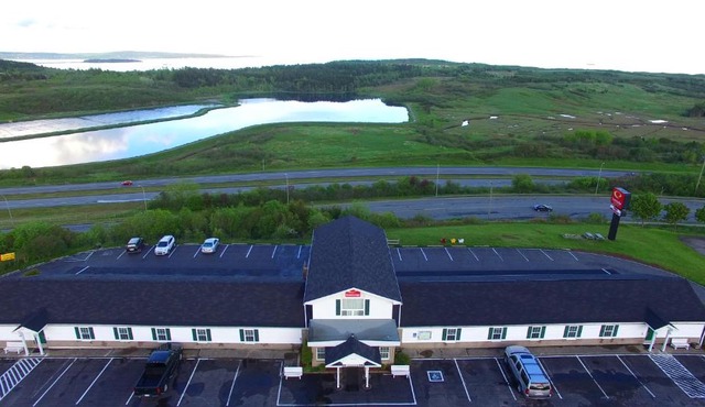Econo Lodge Inn & Suites