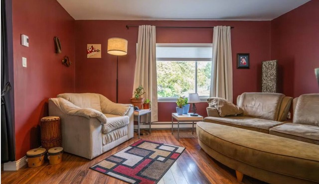 Elegant and eclectic Victoria house near bakery!