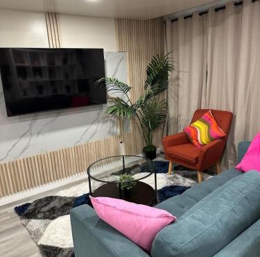 Elegant & Stylish Basement Suite- Private Entrance