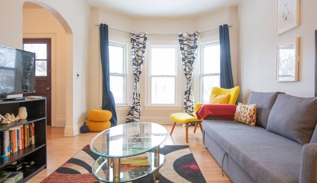 Elmwood Village 2BR Apt Sleeps 8 Walk to Dining