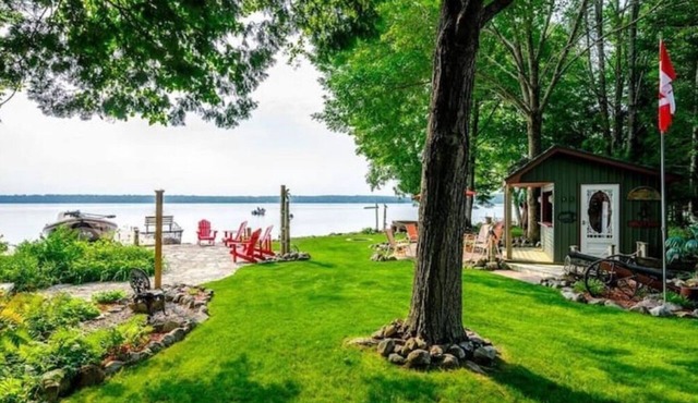 Enjoy scenic views at 4bdrm Lakehouse with Tikibar