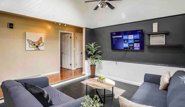 Enjoyable Home by Airport & Dwtn