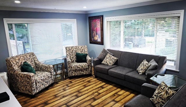 Entertainers dream house on acreage in city! Sleeps 15!