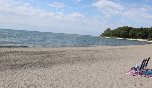 Entire cozy cottage with stunning Lake Erie views + Hot Tub!