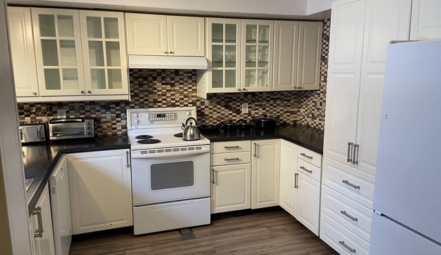 Entire family oriented home with 2 Bedrooms/1Ba, 35 minutes to downtown by bus.