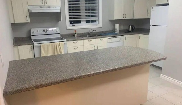 Entire top floor huge 1 bedroom apt private entry!