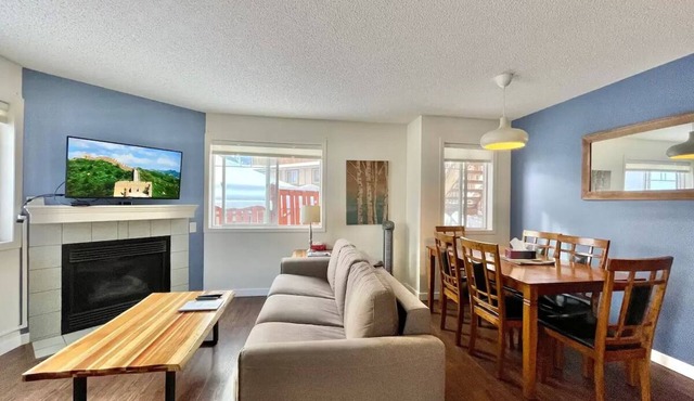 Entire Townhouse, 2 BR, Hot tub, 3 min to Banff