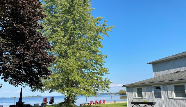 Entire waterfront cottage in carrying place