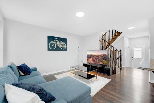 Entire2Storey with Trampoline, PingPong, 65 inch TV and EnclosedYard