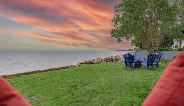 Erie Breeze Cottage, right on Lake Erie, EPIC wine route!