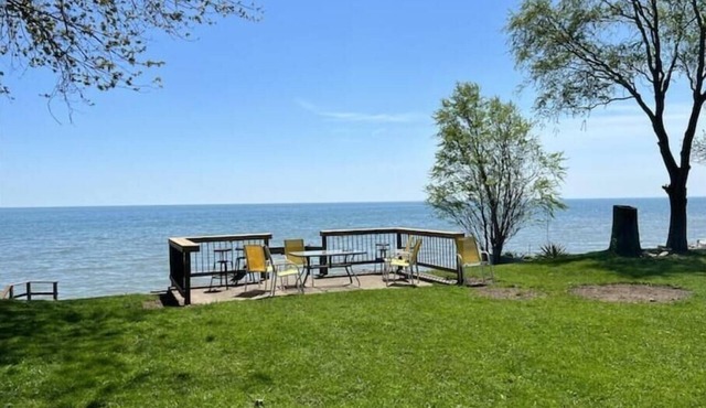 Erie Breeze, Lakefront Cottage with Guest House on EPIC Wine Route!