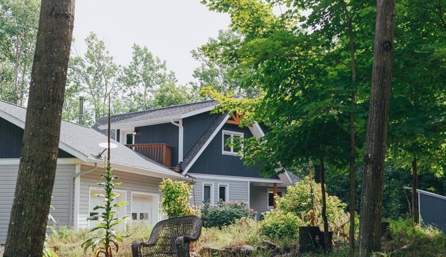 Escape to Moonshine Chalet in beautiful Calabogie, ON