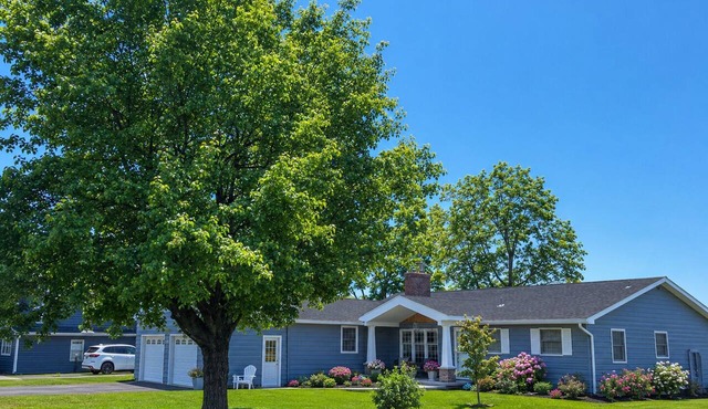 Exceptional Waterfront Ranch Retreat on Sodus Bay! ⛵️