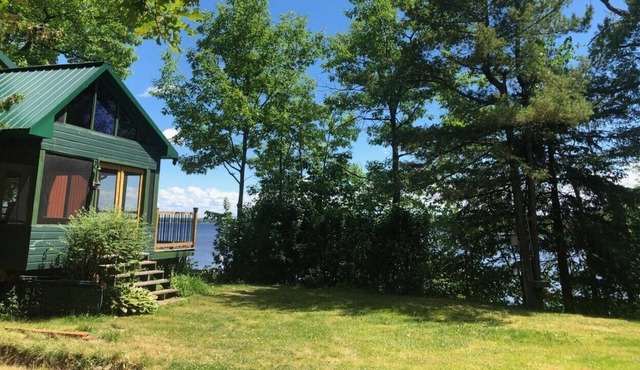 Exclusive all-seasons waterfront cottage for family getaway or fishing adventure