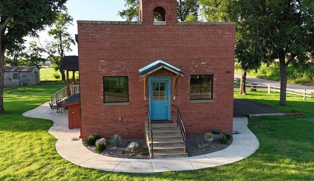 Experience a cozy, curated stay in our beautifully restored 5BR Schoolhouse and a hydrotherapy massaging hot tub. in Guthrie