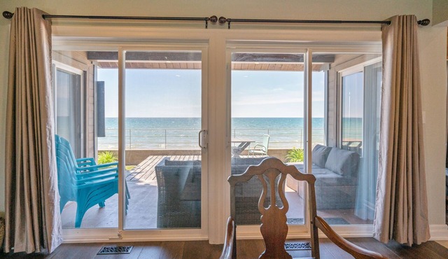 Exquisite Lake House – Recently renovated – Sleeps 6 with 2 bathrooms