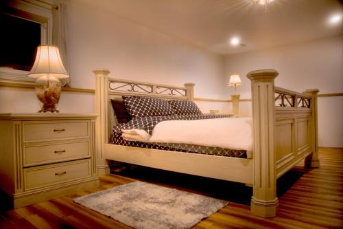 Extra Spacious vintage styled basement apartment - private