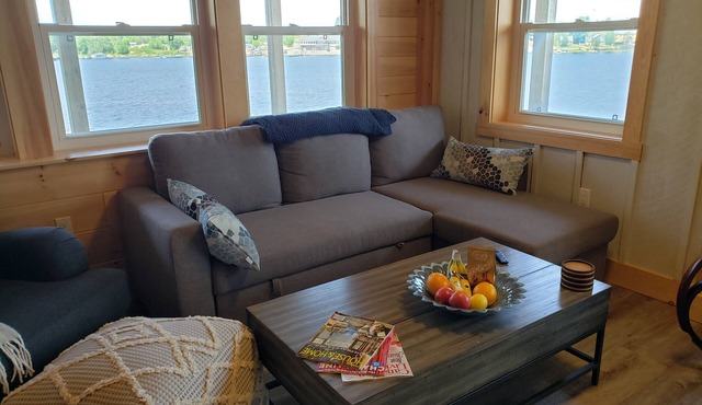 Fabulous New Georgian Bay Cottage on the water!