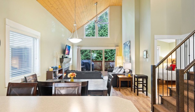 Falcon's Rest is a cosy retreat to enjoy all year! Special rates for long stay.