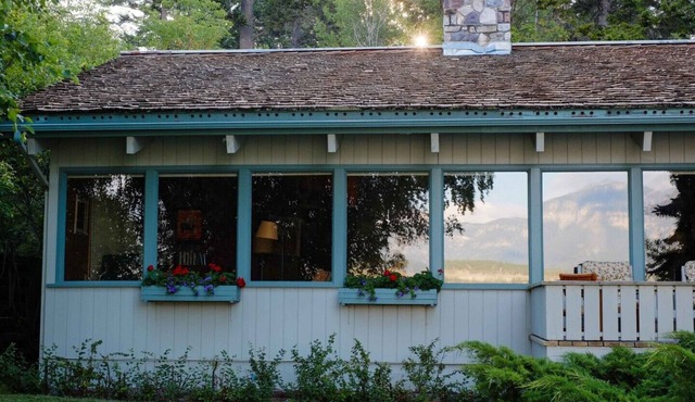Family Cottage Right on Lake Windermere