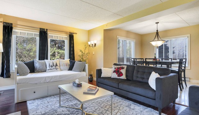 Family-friendly Modern Home less than 5 min walk to Ski & Village! Sleeps 8