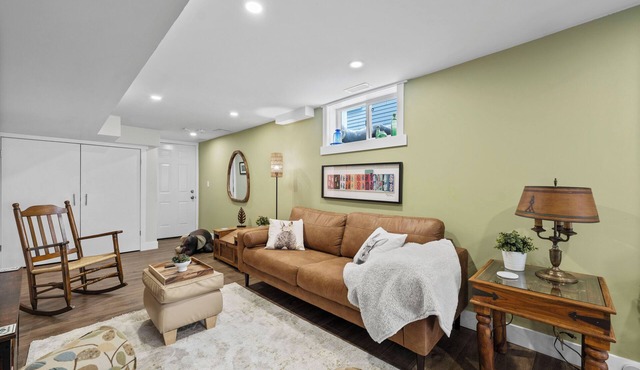 Family-Friendly 2BR Near Lake & Downtown