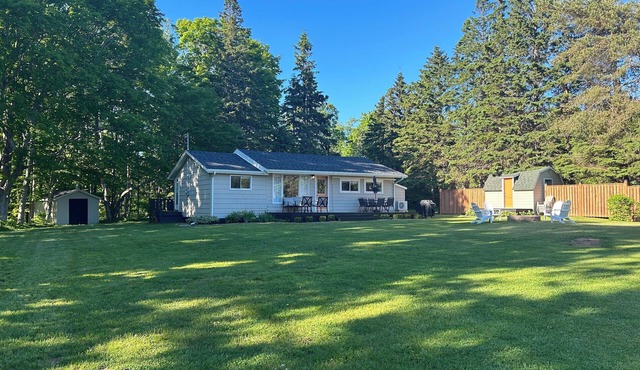 Family friendly cottage, centrally located, w/large yard- minutes from the water