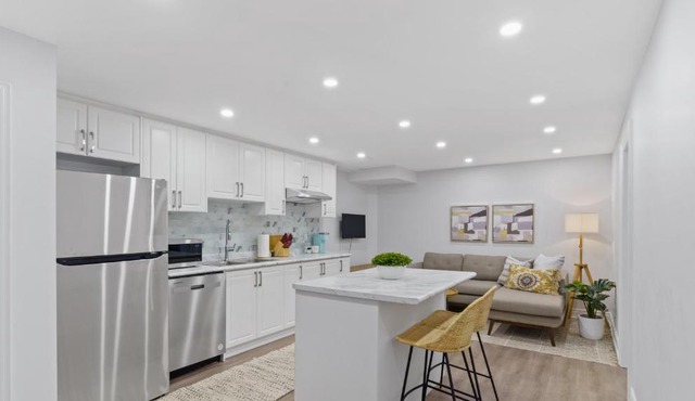Family Friendly - HOT TUB - Near Toronto & UOIT