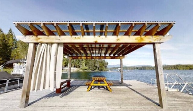 Family friendly Sproat Lake Waterfront & boat slip