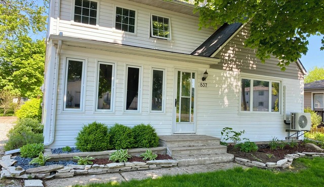 Family-sized home 5 minutes from beaches & Point Pelee National Park!