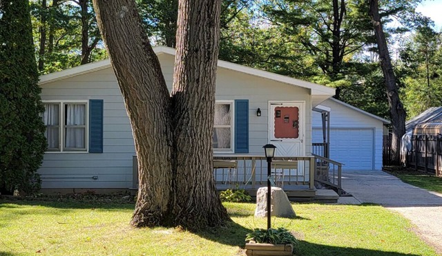 Family sized updated cottage with garage -Fenced in yard for pets.
