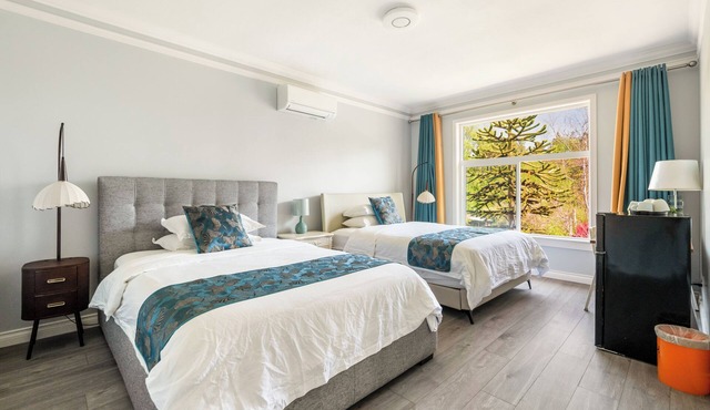 fantastic family room includes 2 bedrooms and private bathroom,10 minutes toYVR.