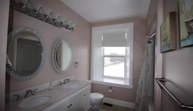 Farmhouse Retreat - 5 minutes from the beach!