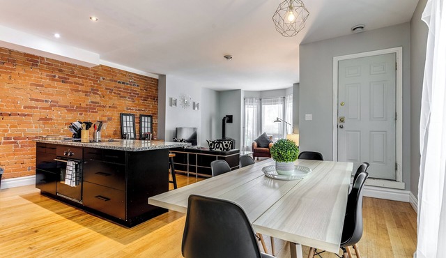 Fire It Up In Little Italy 3 Bedrooms And Fireplace