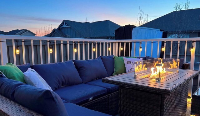 Firelight Lodge: Hot Tub & King Suite